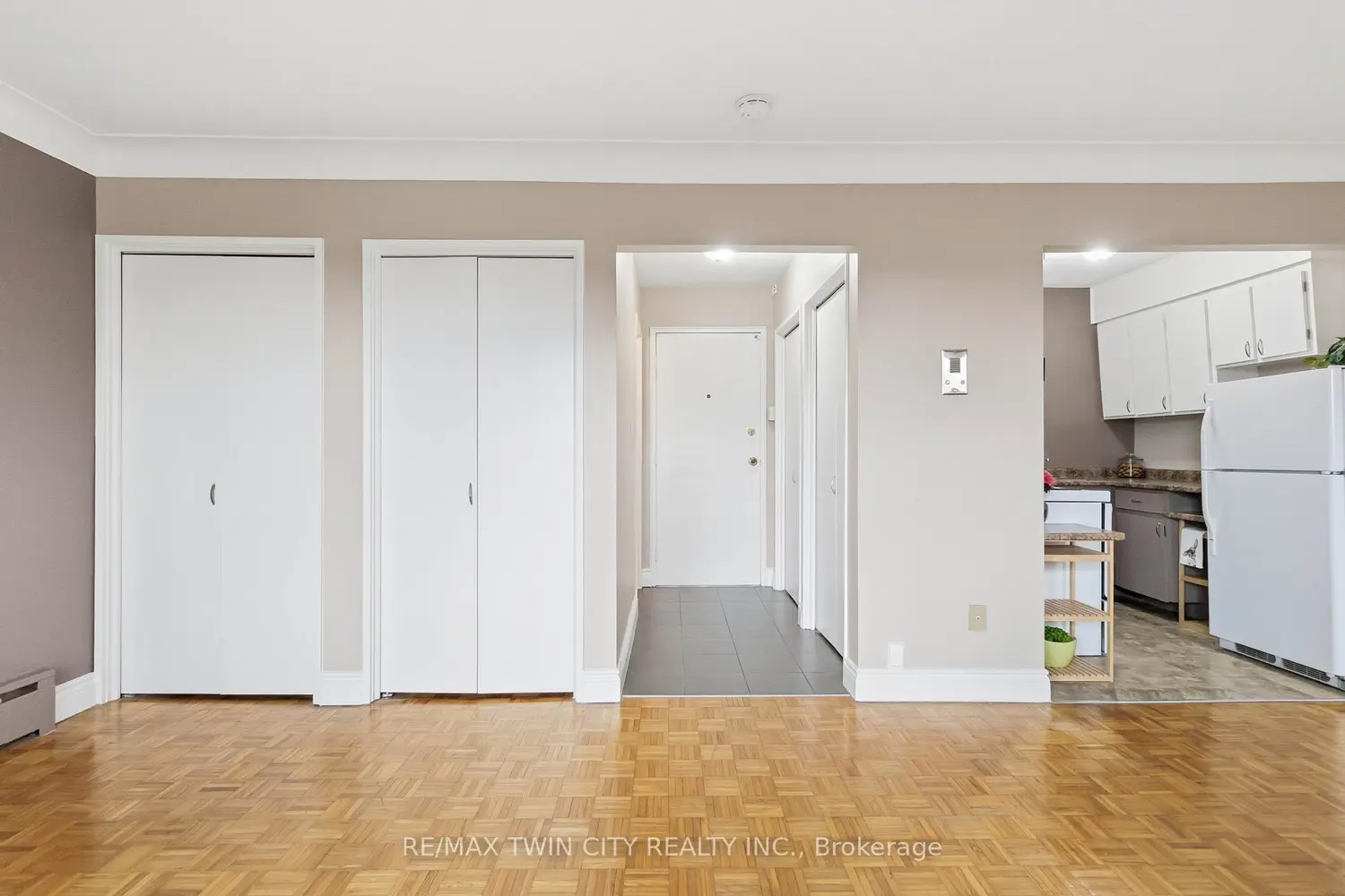 87 St George Street 305 photo 4