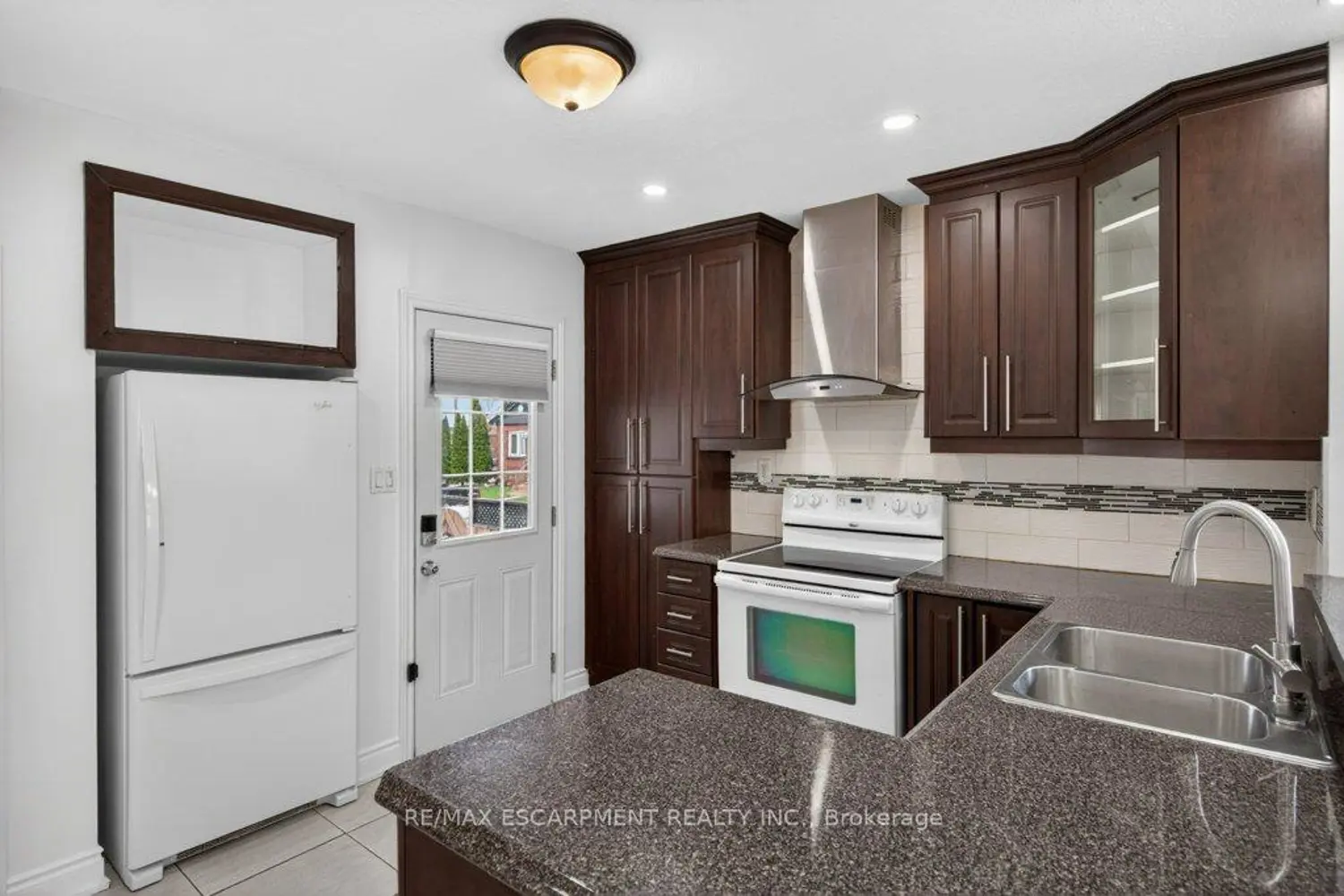 299 Britannia Avenue photo 5