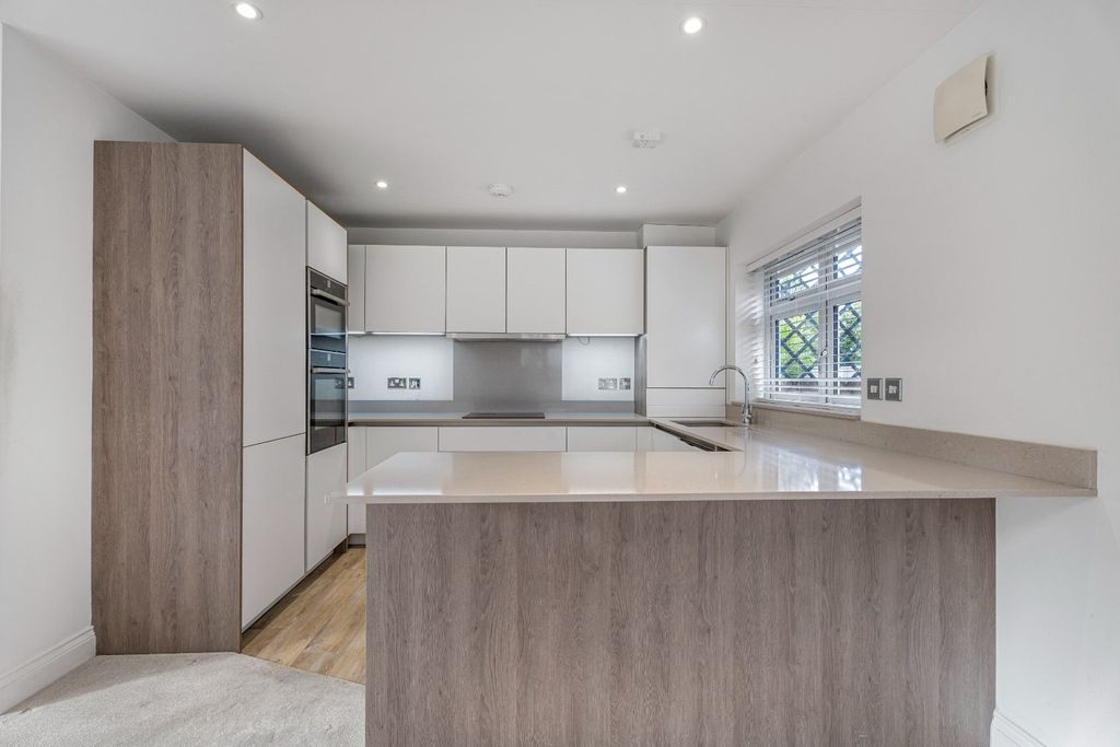 Additional image 3 of 2 bed flat for saleArden Grove, Harpenden AL5