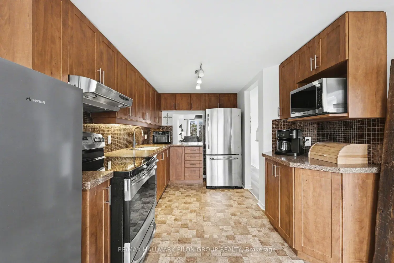 1121 Gablefield Private photo 3