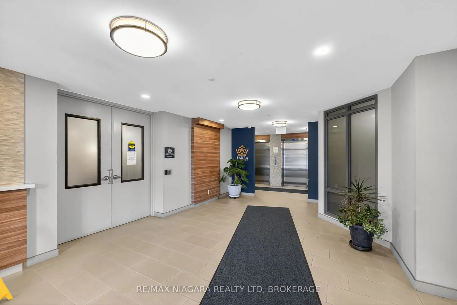 399 Queen Street 403 photo 2