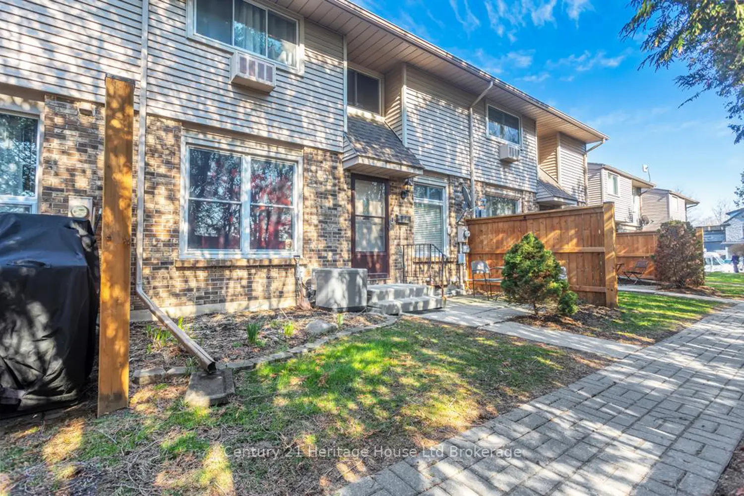 1 Lamers Court 18 photo 2
