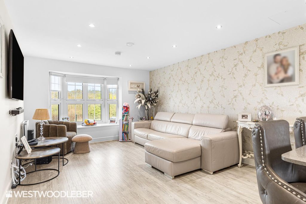 Additional image 6 of 2 bed flat for saleMoye Close, Hoddesdon EN11