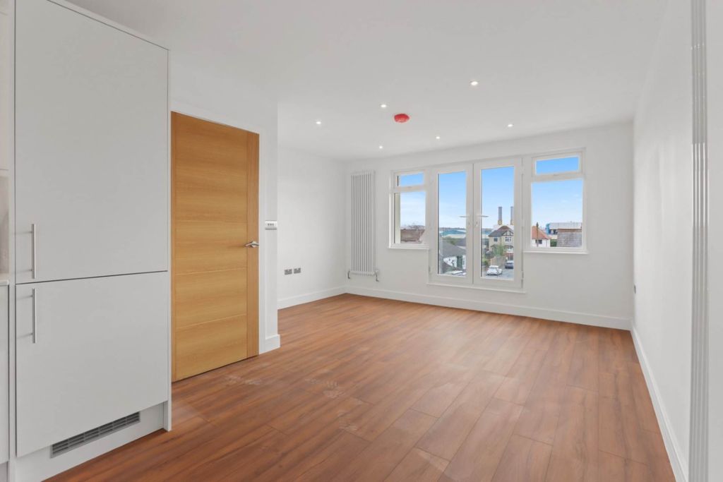 Additional image 10 of 1 bed flat for saleRye Road, Rye Park, Hoddesdon EN11
