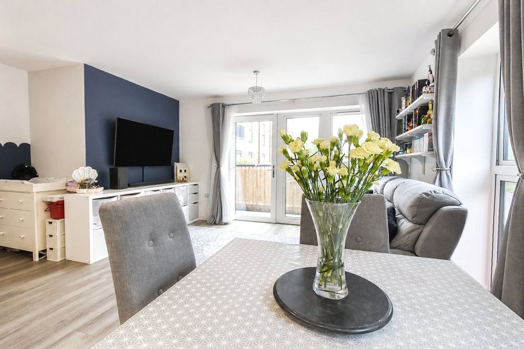Additional image 10 of 2 bed flat for saleStation Road, Hook, Hampshire RG27