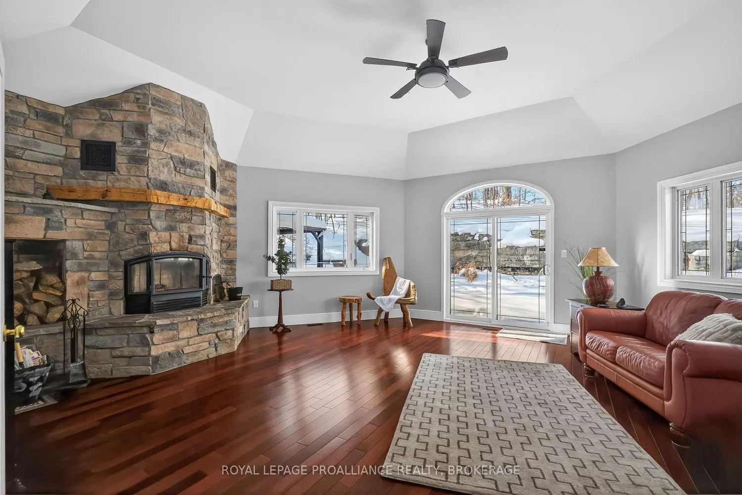 27 Collins Drive photo 3