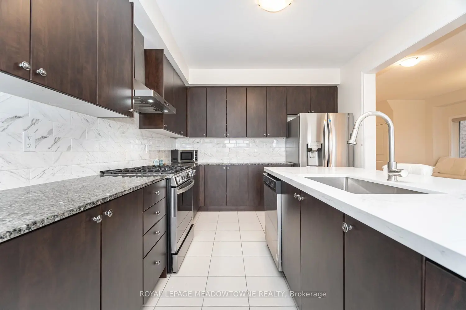 301 Ridley Crescent photo 3