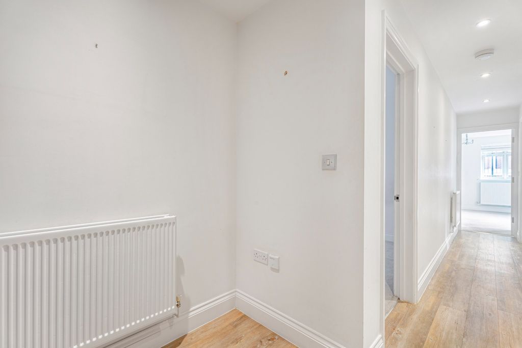 Additional image 10 of 2 bed flat for saleArden Grove, Harpenden AL5