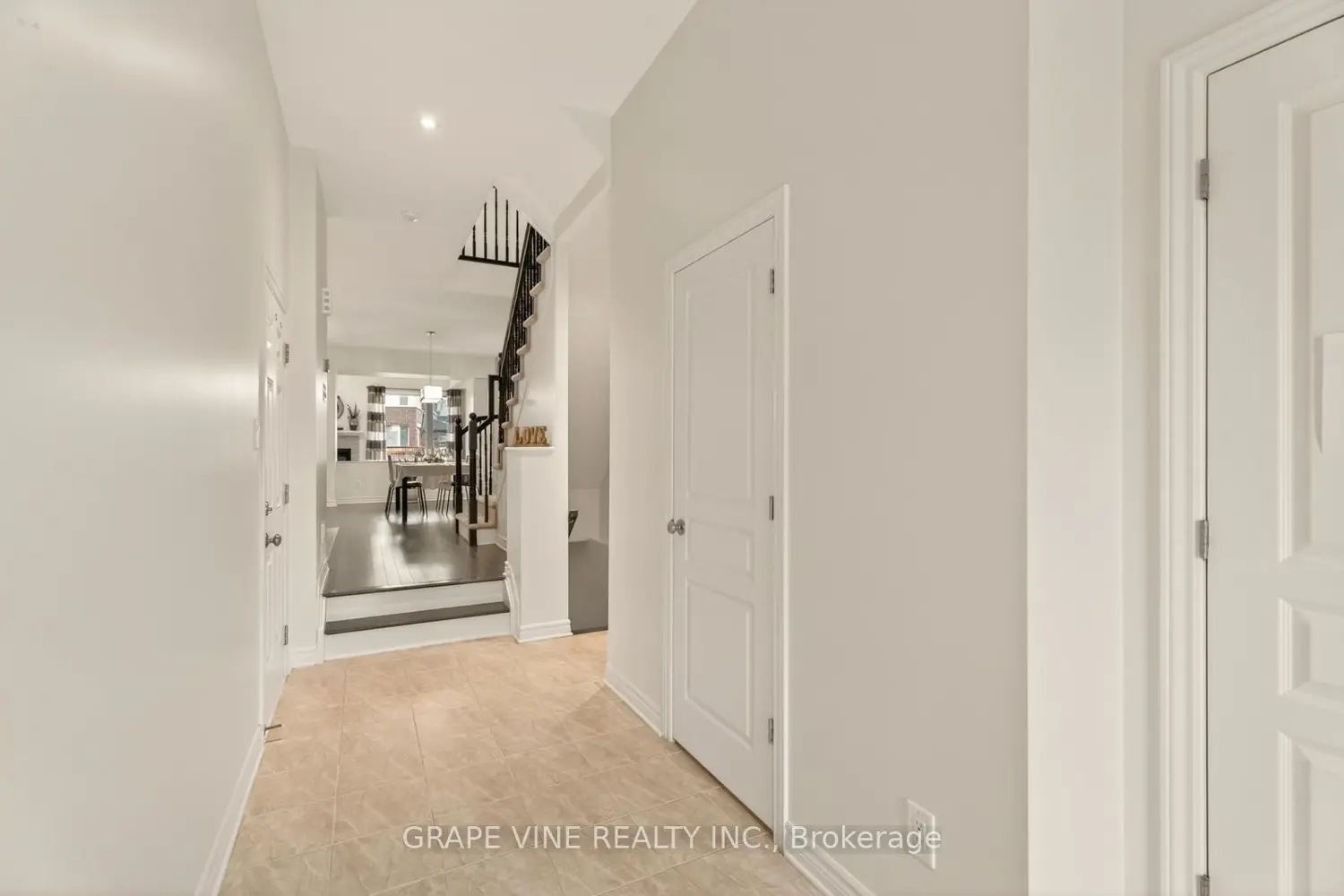 383 Memorial Grove photo 2