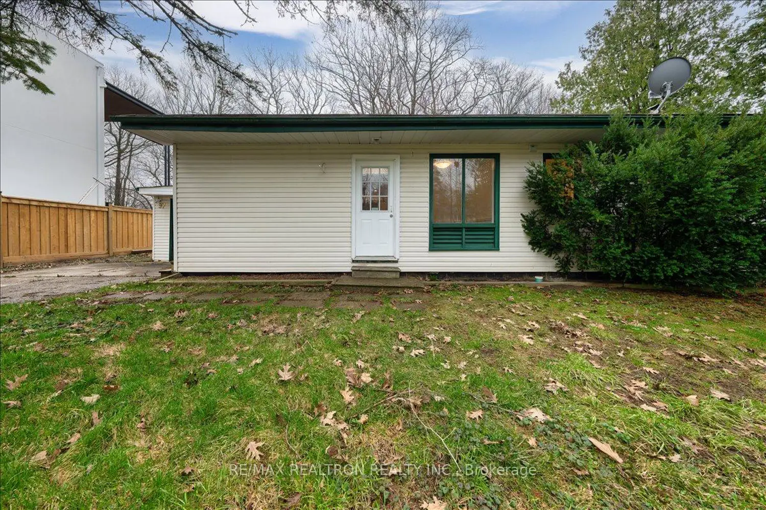 97 Park Crescent photo 4