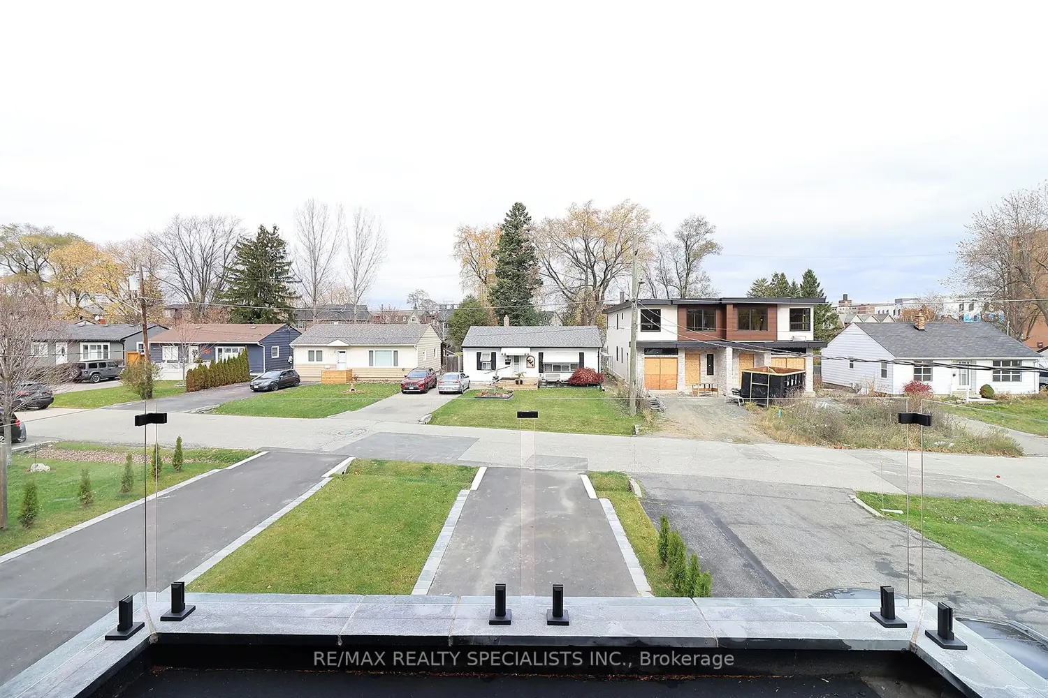 1046 Roosevelt Road photo 3