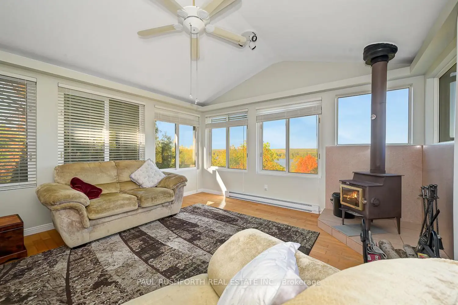 1565 Lilac Lane photo 4