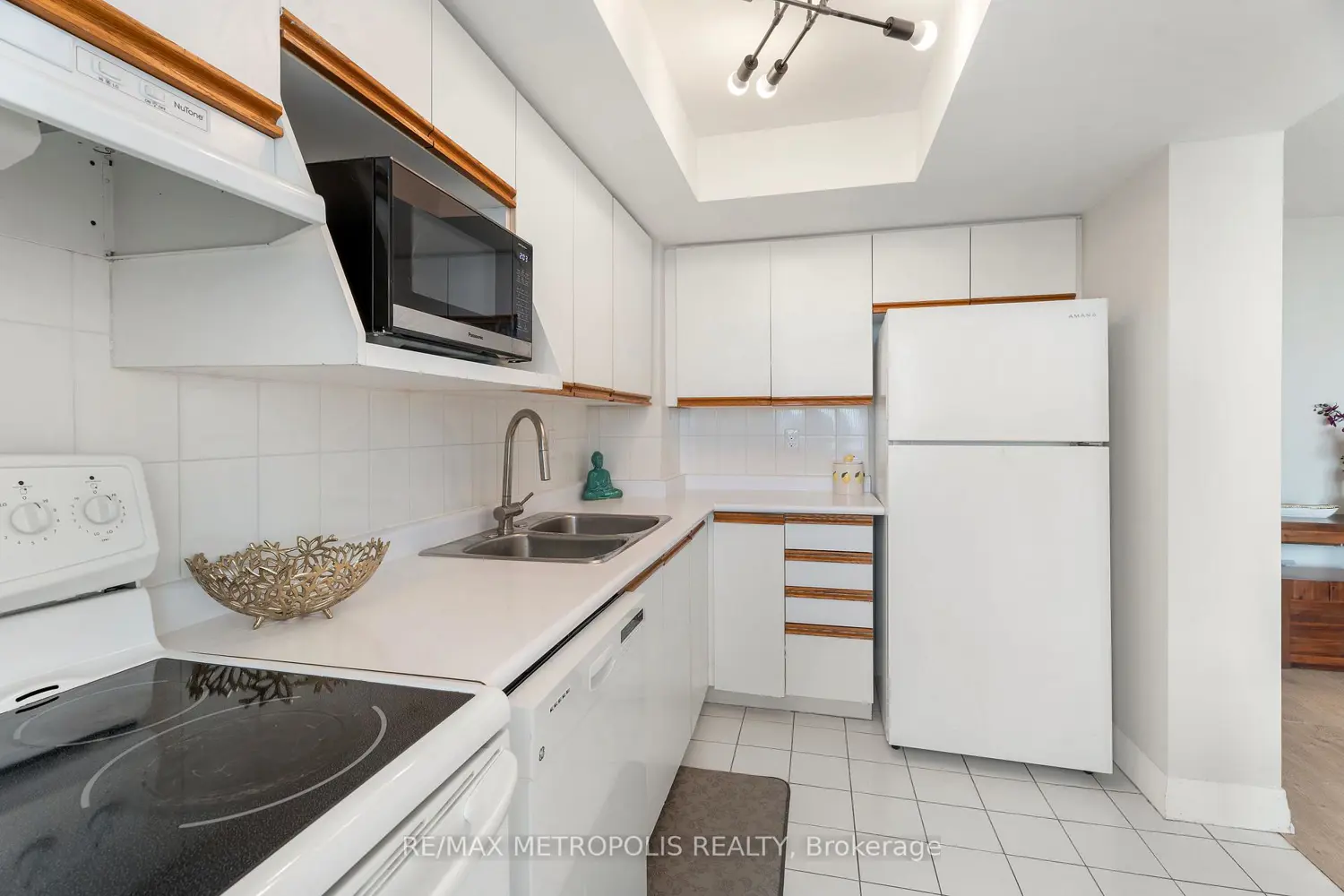 3233 Eglinton Avenue 1707 photo 4