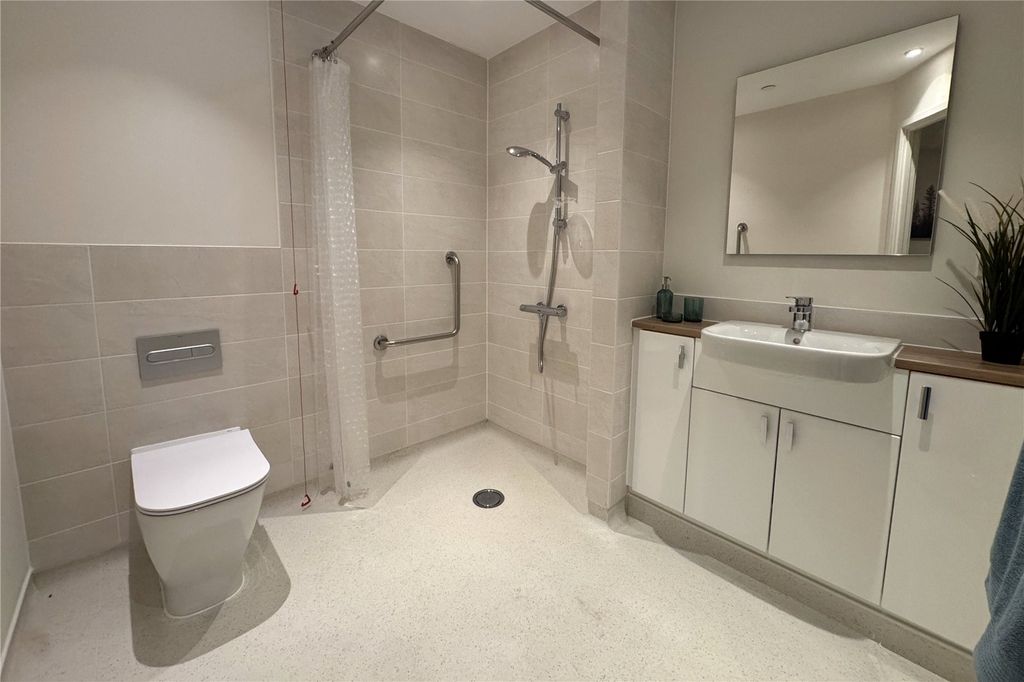 Additional image 8 of 2 bed flat for saleStation Road, Hook, Hampshire RG27