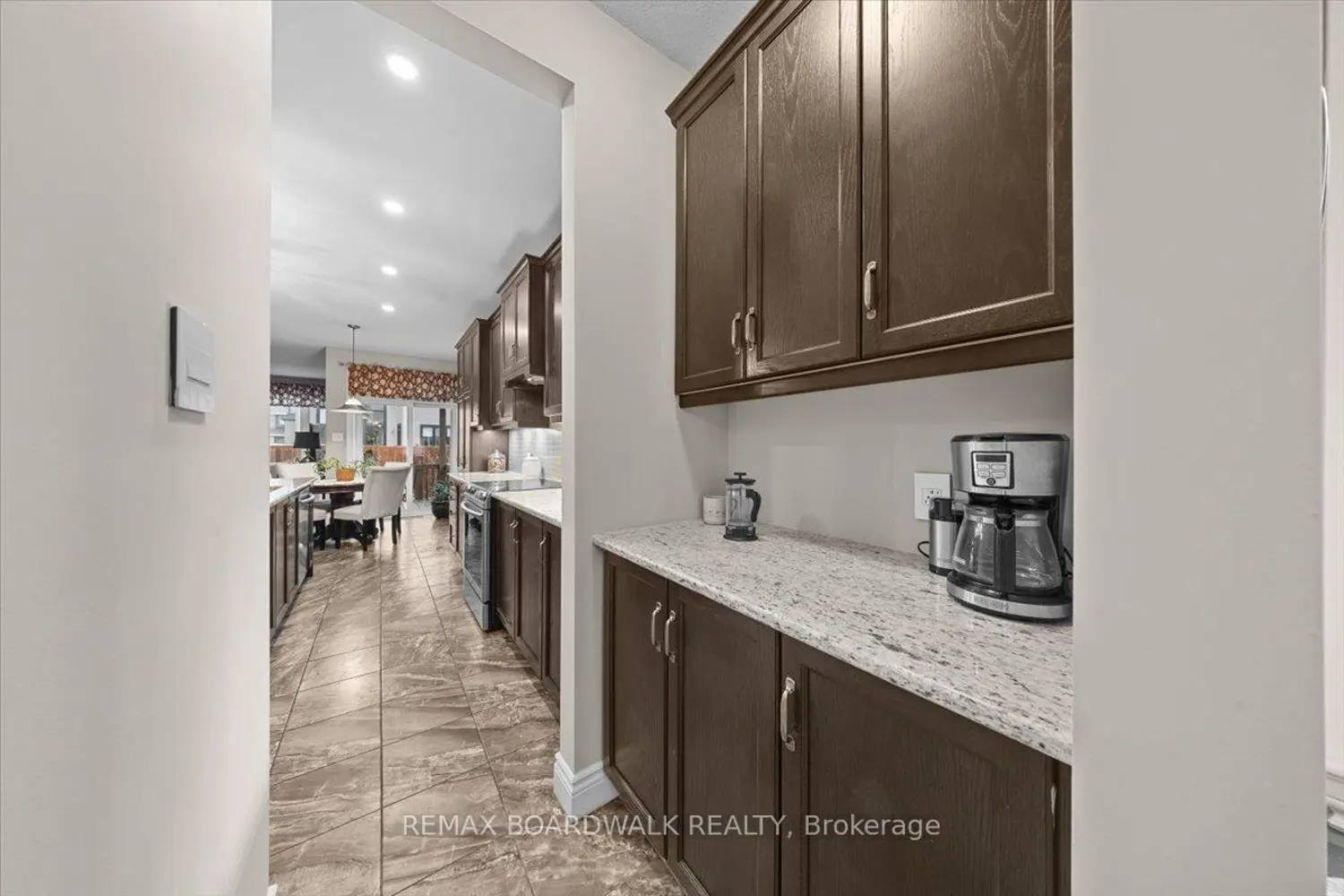 279 Sceptre Way photo 4
