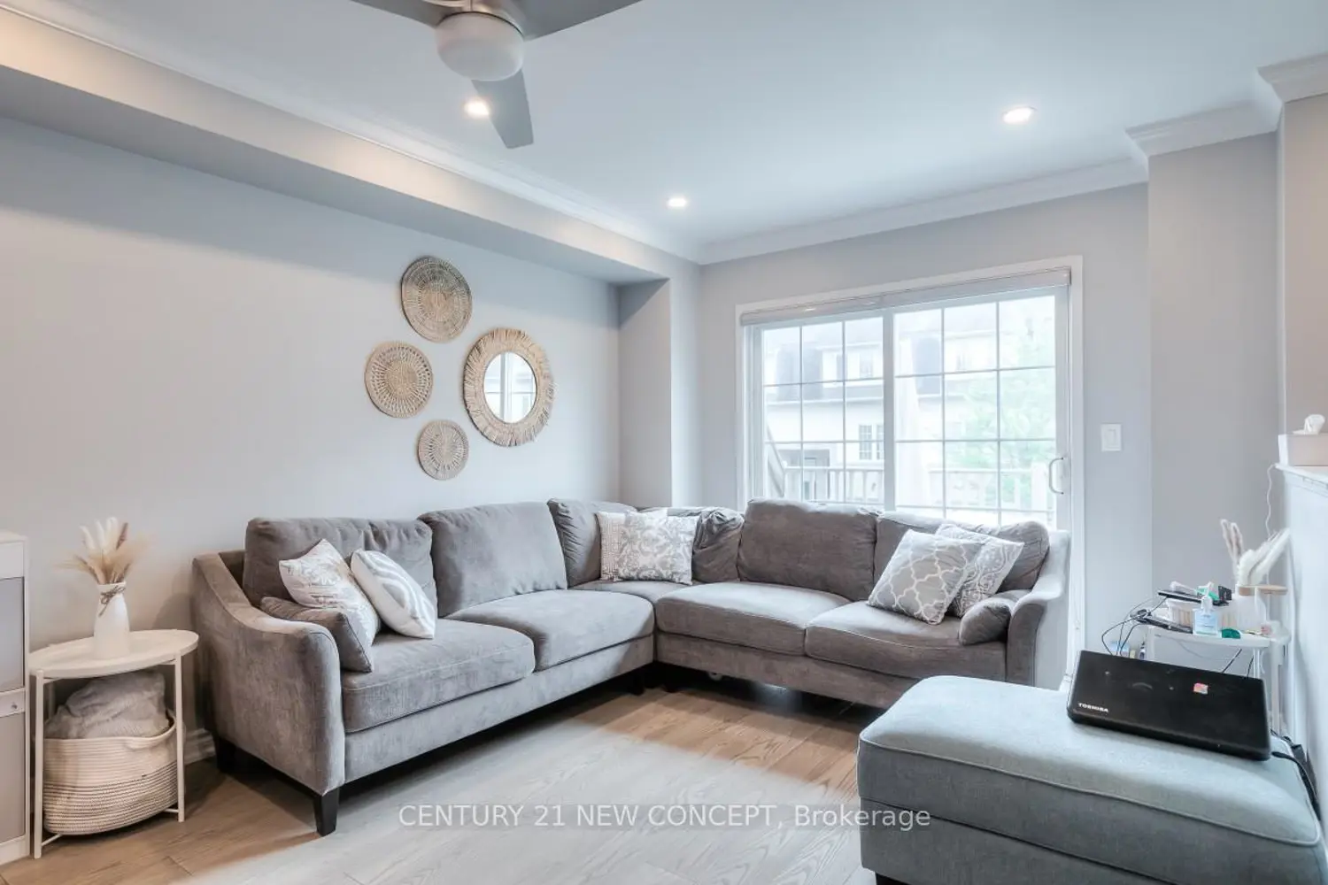 735 Sheppard Avenue 33 photo 4