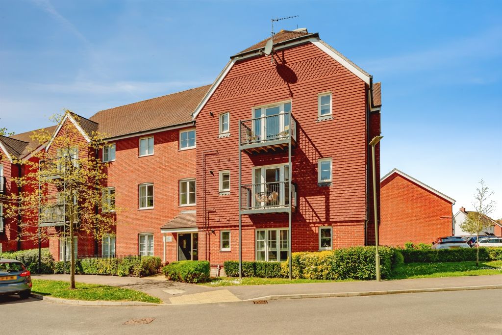 2 bed flat for saleWebber Street, Horley RH6