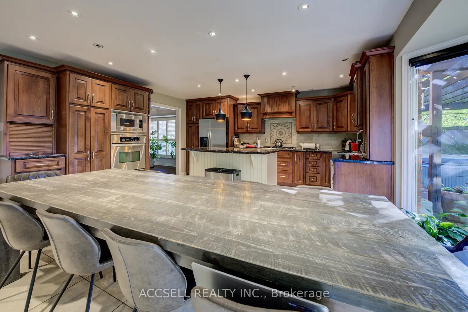 600 Highvalley Road photo 4
