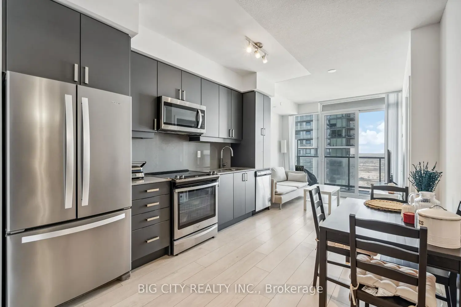 7895 Jane Street 3211