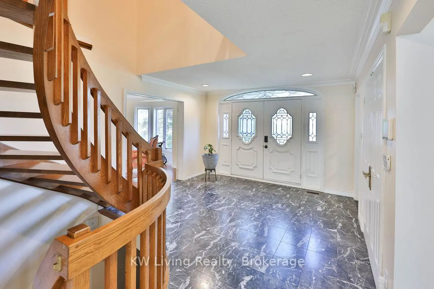 1070 Geran Crescent photo 3