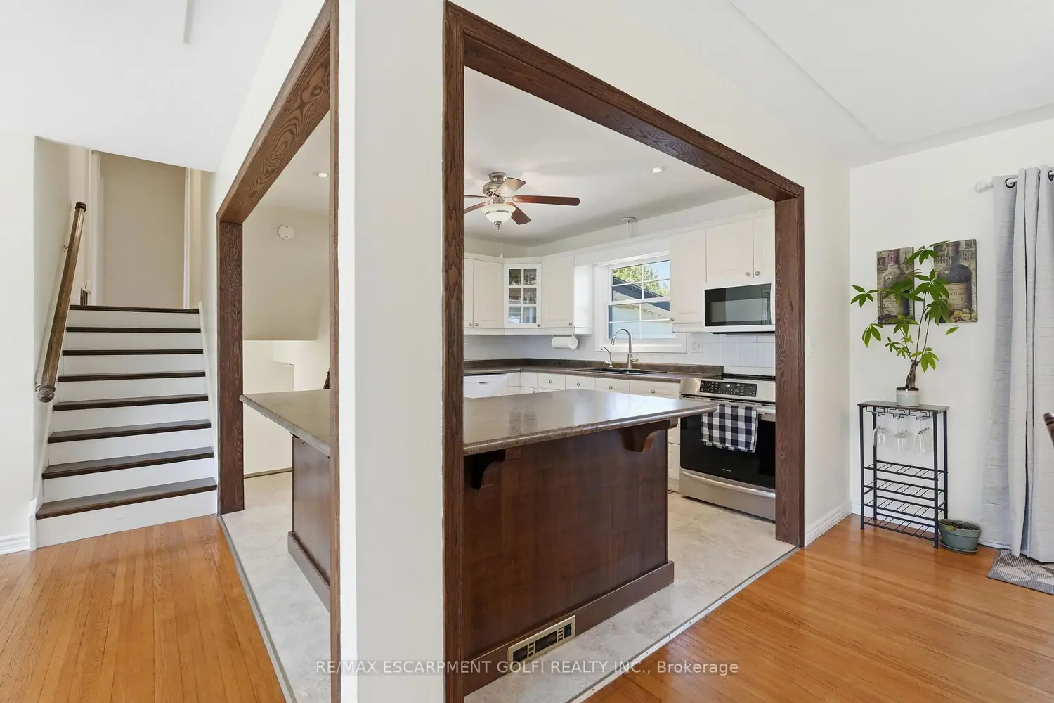 55 Berkley Crescent photo 4