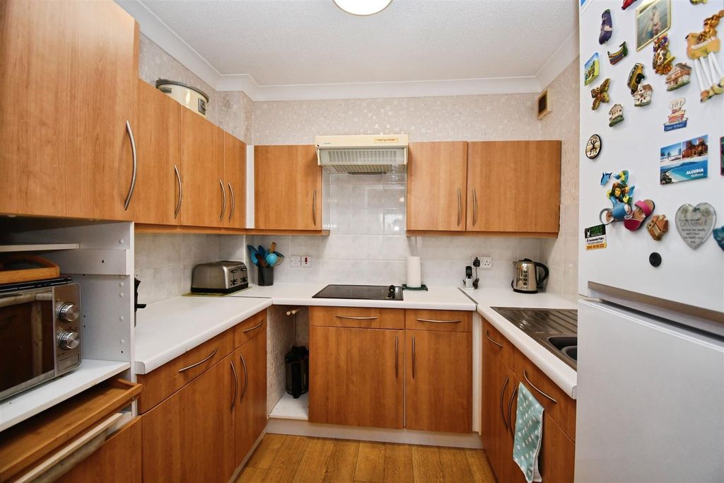 Additional image 3 of 2 bed flat for saleAlbion Court, Anlaby Common, Hull HU4