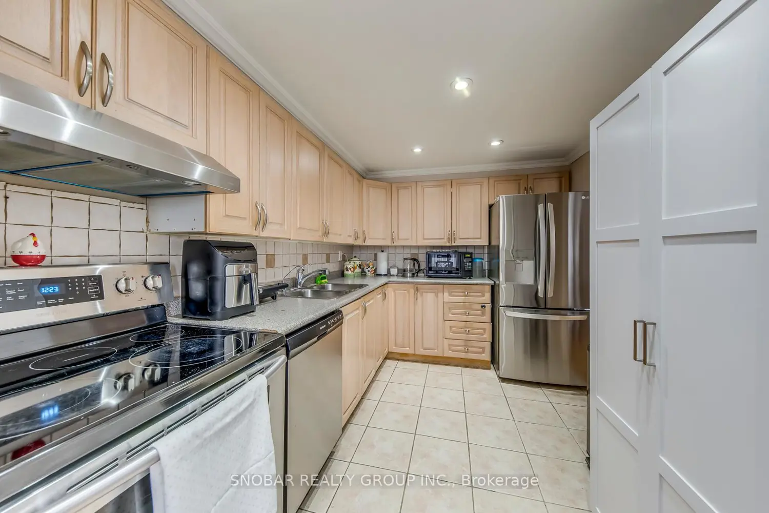11 Wincott Drive 810 photo 2