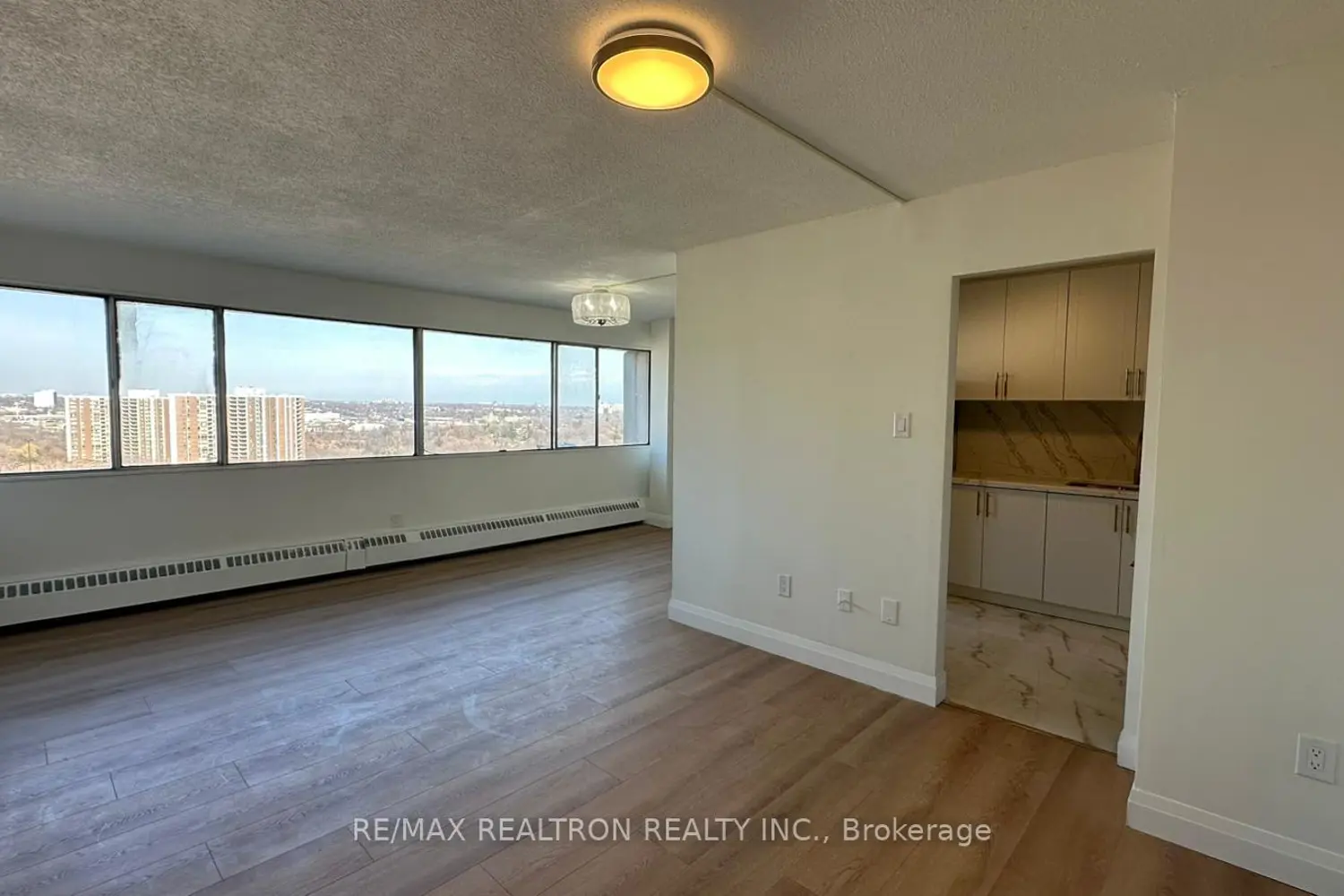 10 Sunny Glenway 2101 photo 3