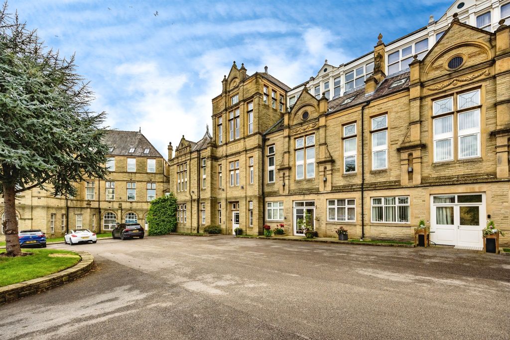 2 bed flat for salePrescott Street, Halifax HX1