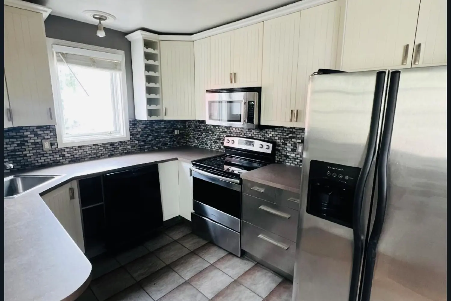 320 Laurier Avenue photo 3