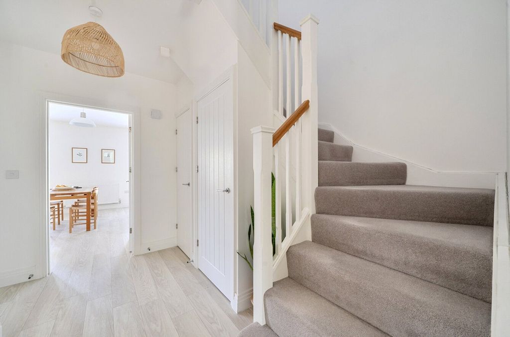 Additional image 12 of 5 bed detached house for saleUnwin Close, Hook, Hampshire RG27