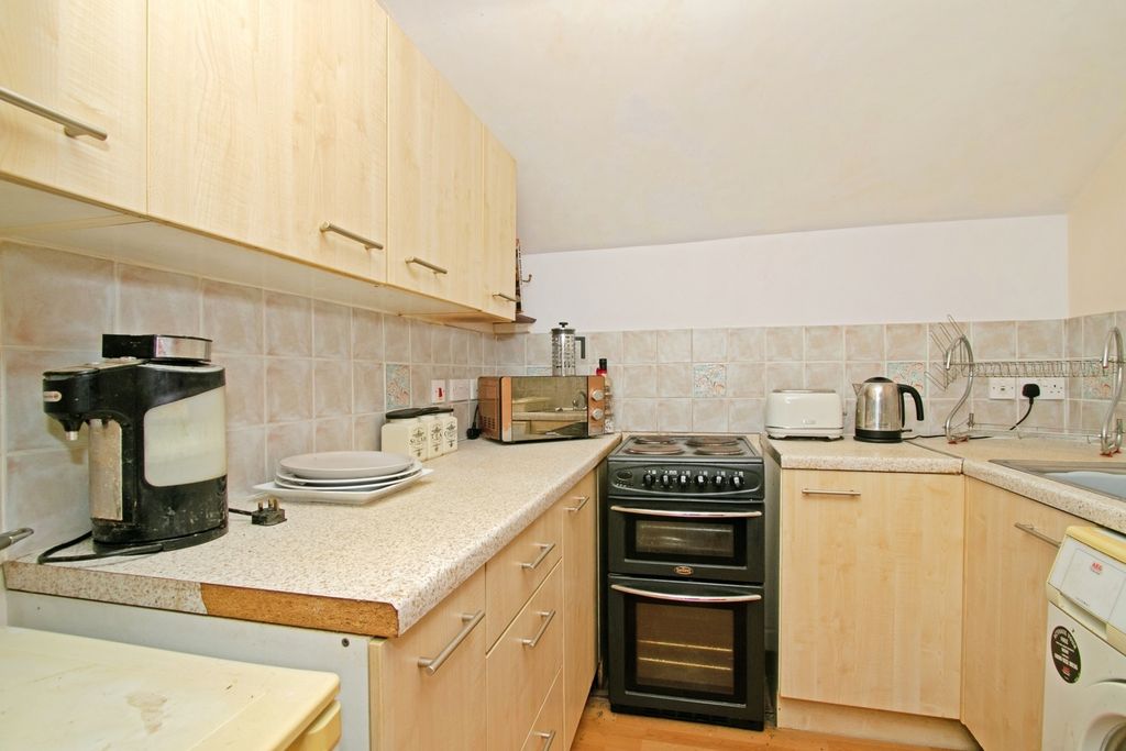 2 bed flat for saleUpton Ope, Helston, Cornwall TR13 photo 3