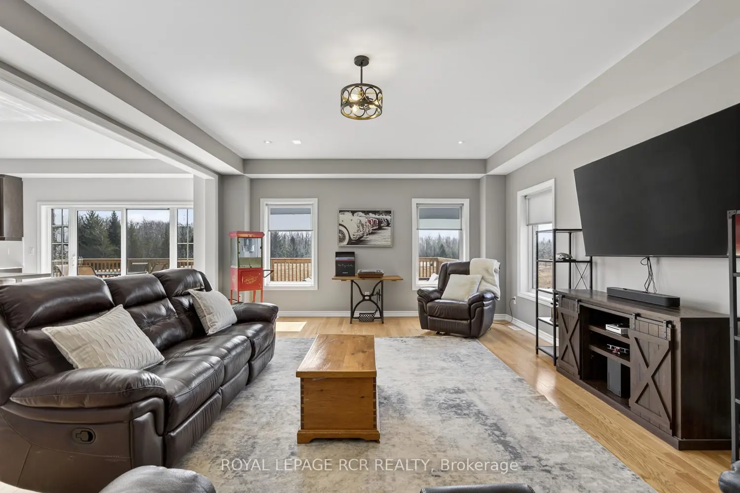 375 Russell Street photo 2