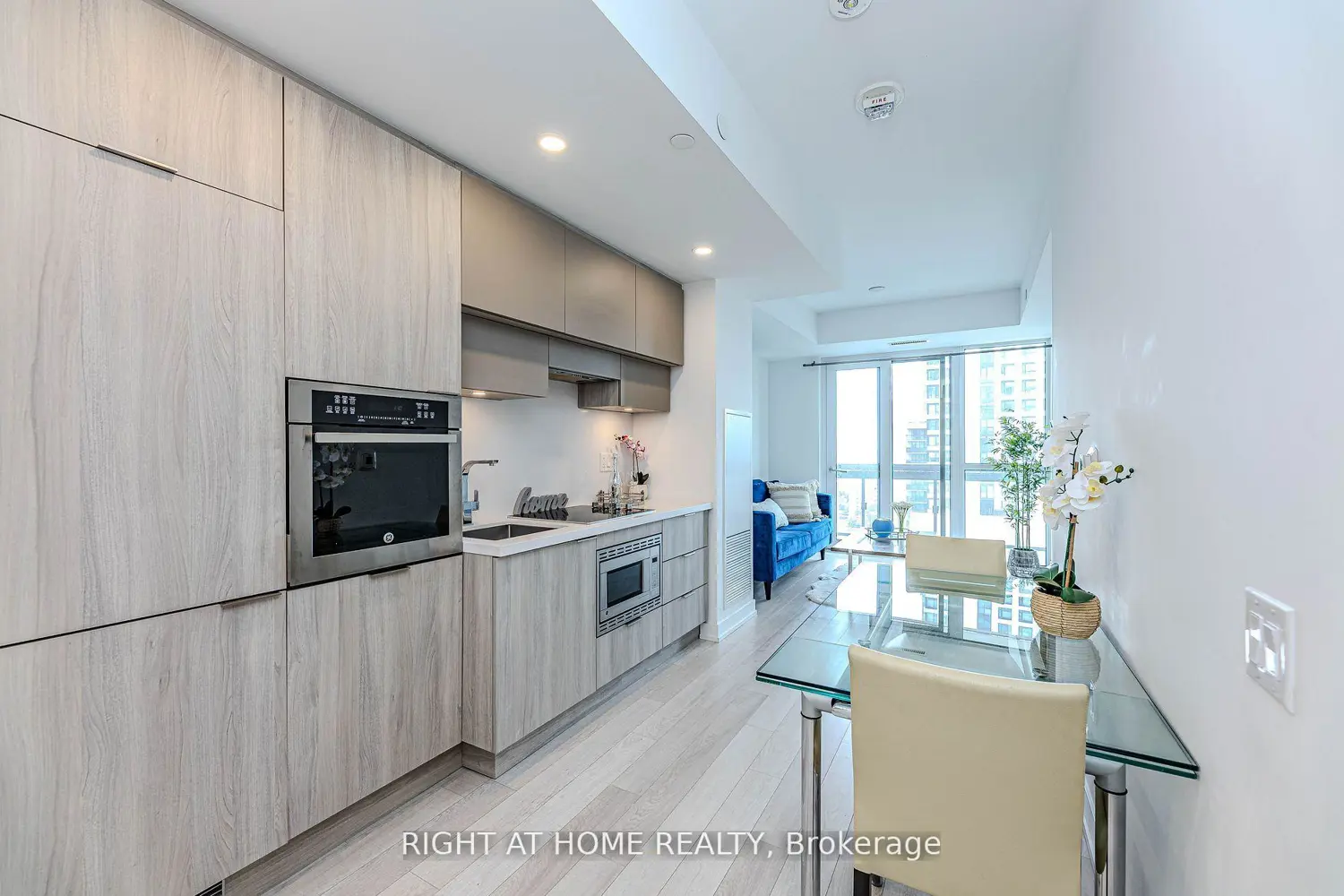 39 Roehampton Avenue 1301 photo 4