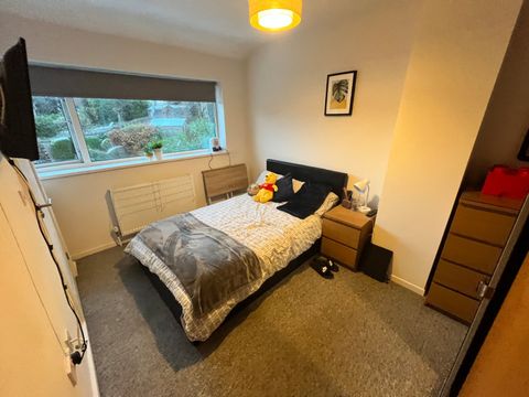 69 Moseley Wood Gardens, Cookridge, Leeds, West Yorkshire LS16, Room to rent