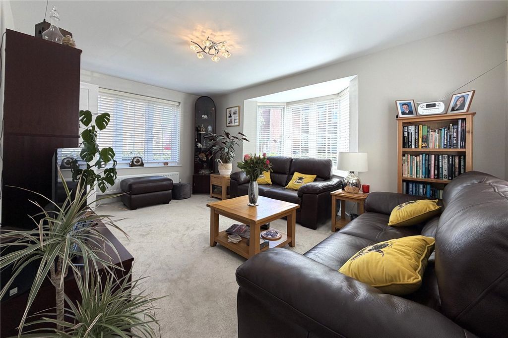 Additional image 2 of 3 bed detached house for saleDeepford Crescent, Hook, Hampshire RG27