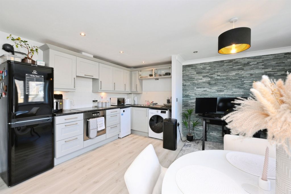 Additional image 2 of 2 bed flat for saleTaverners Way, Hoddesdon EN11