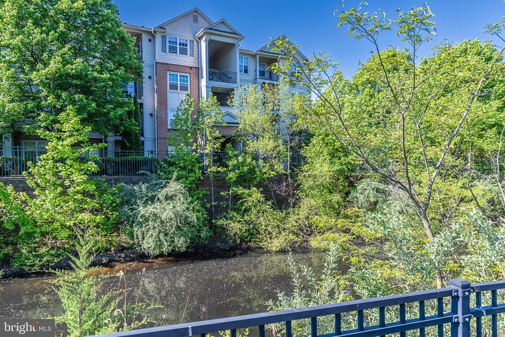 12100 Garden Grove Circle Unit 303, Fairfax, VA 22030