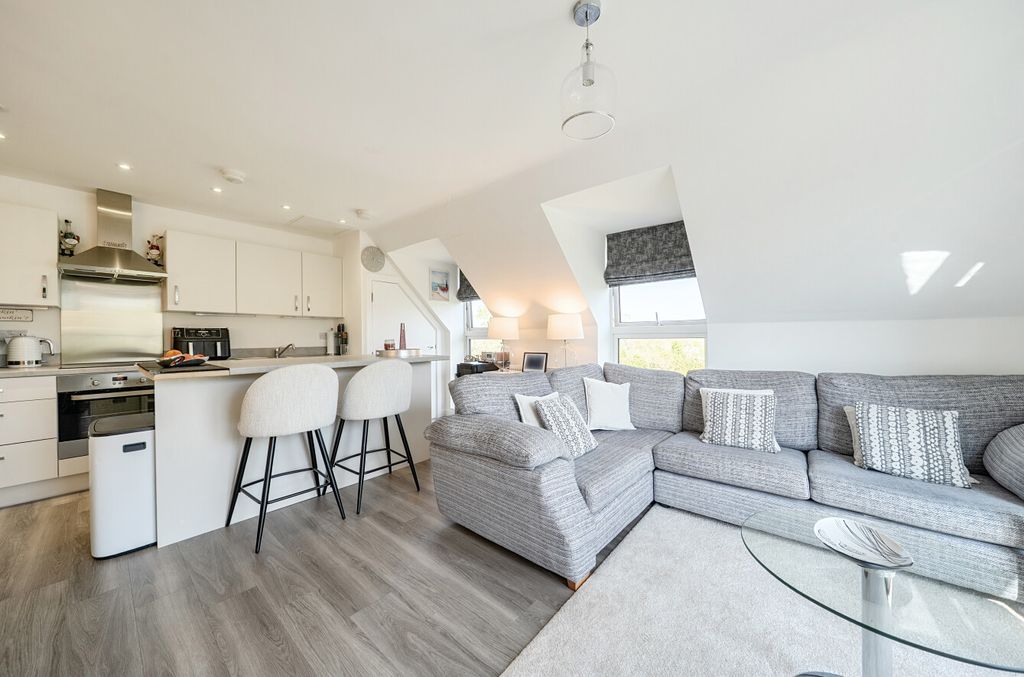 Additional image 14 of 2 bed flat for saleStation Road, Hook, Hampshire RG27