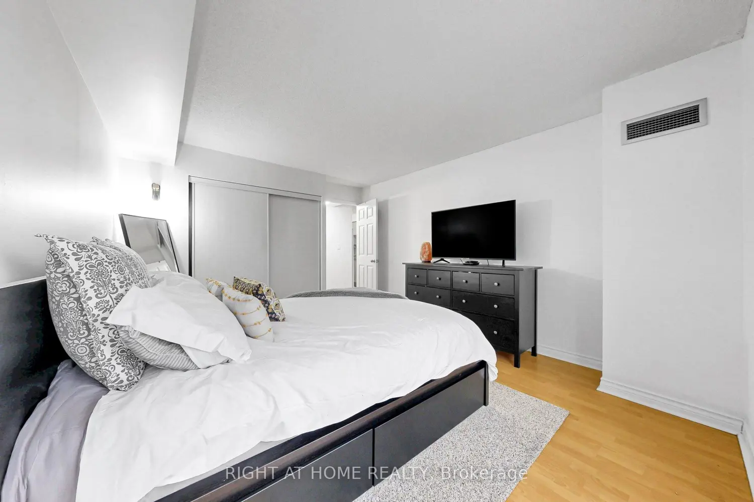 Additional image 13 of 2100 John Street 216