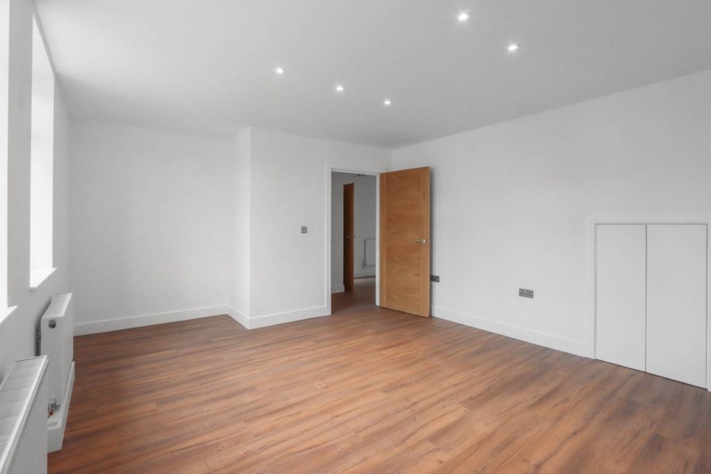 Additional image 7 of 1 bed flat for saleRye Road, Rye Park, Hoddesdon EN11