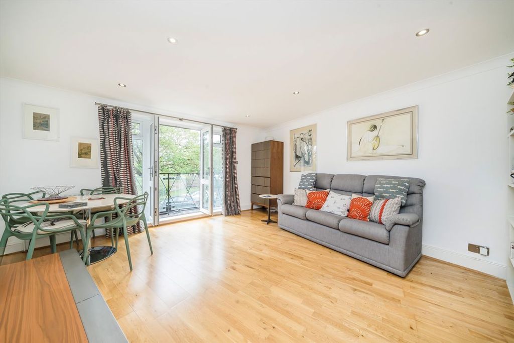 2 bed flat for saleDeerhurst Crescent, Hampton Hill TW12 photo 2