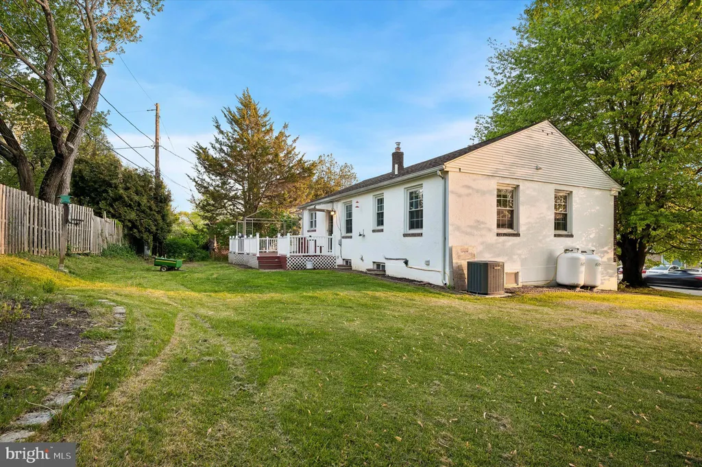 33 Cedar Grove Road, Conshohocken, PA 19428