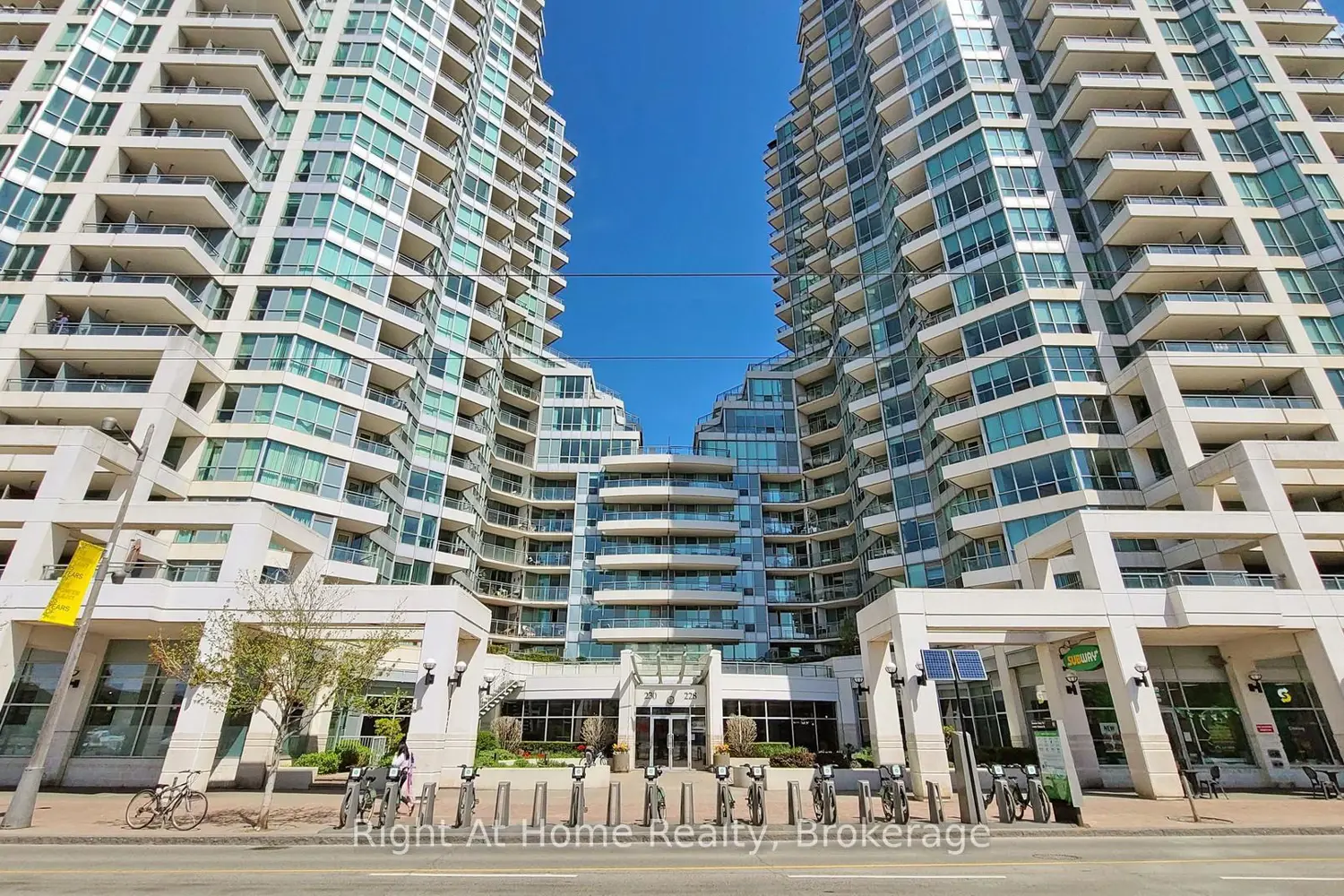 228 Queens Quay 209