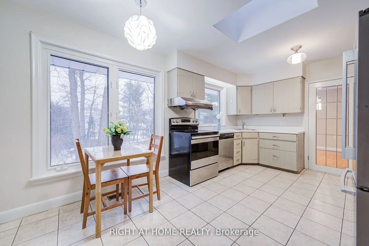 1445 Ryan Place photo 2
