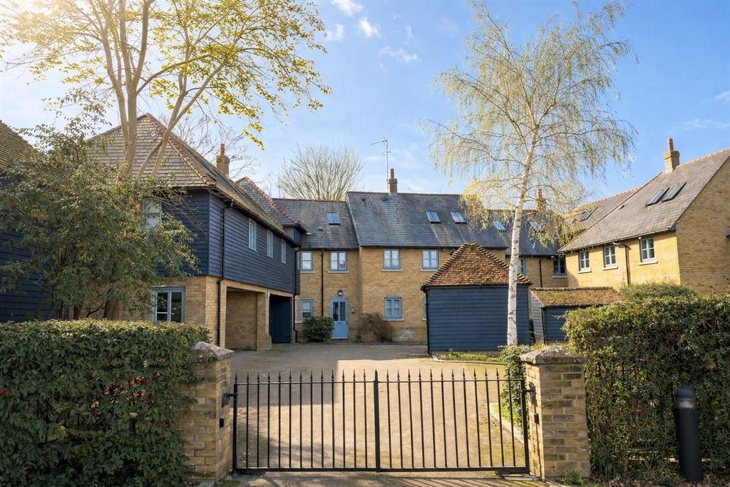2 bed flat for saleCoopers Court, Hertford, Hertford SG14