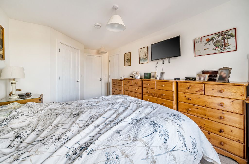 Additional image 16 of 2 bed flat for saleStation Road, Hook, Hampshire RG27