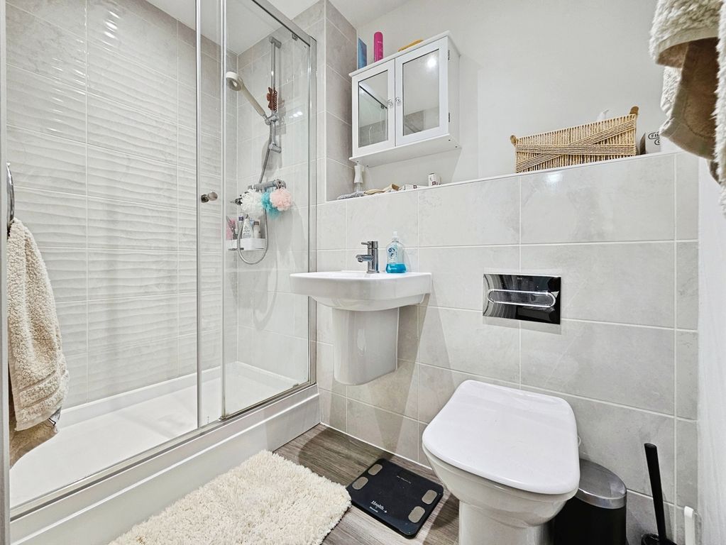 Additional image 7 of 2 bed flat for saleStation Road, Hook, Hampshire RG27