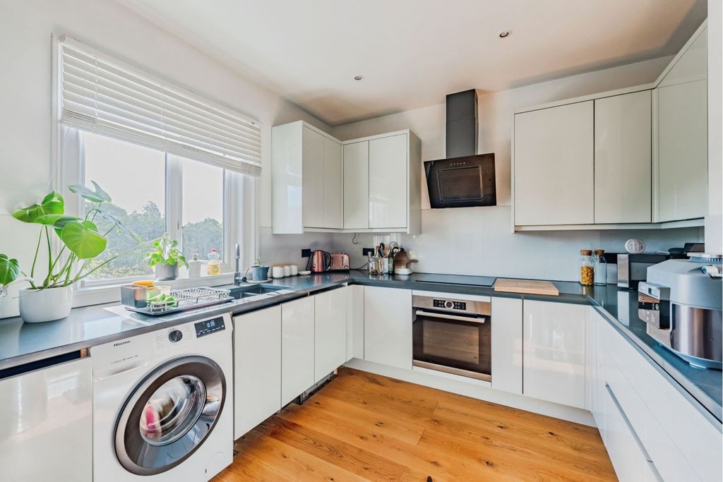 Additional image 28 of 2 bed flat for saleBrighton Road, Horley RH6