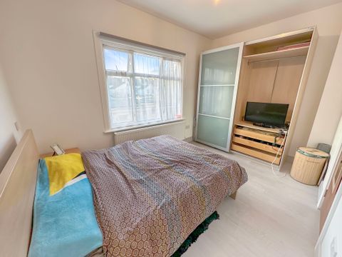 Room 5, 8, Balfour Road, Hounslow, Greater London TW3, Room to rent